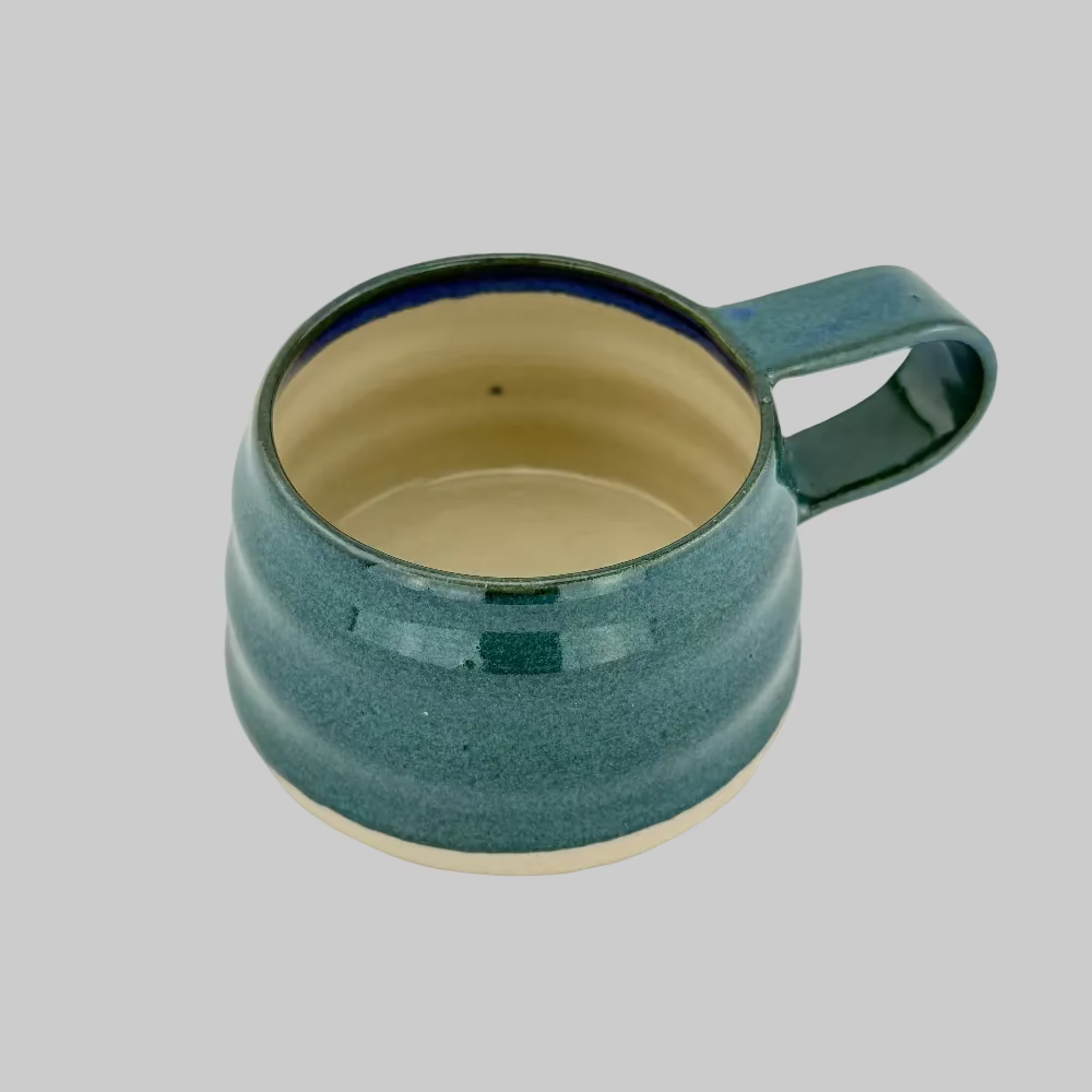Mørkeblåt (petroleumsblåt) krus i keramik med hank – perfekt til kaffe og te. Håndlavet krus i keramik med stor hank.