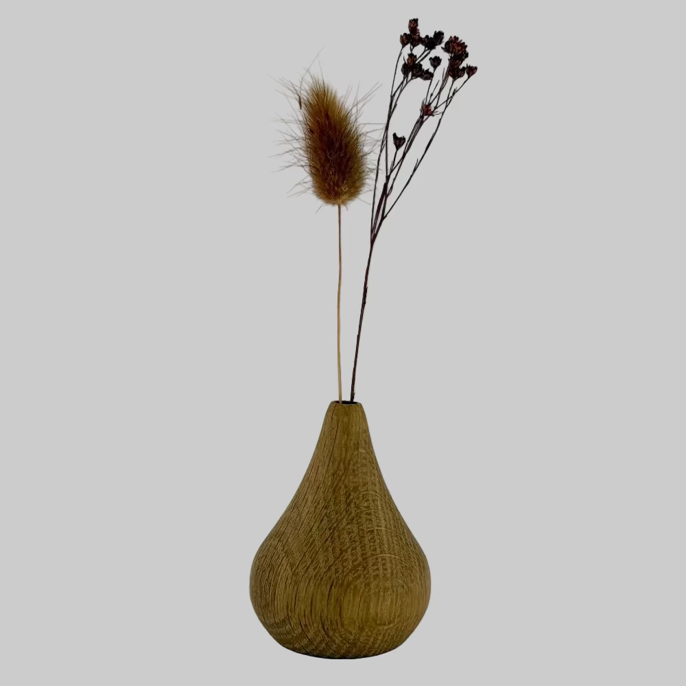 Trævase / Gyldent genbrugstræ / Møller Træ.
Lille vase i gyldent træ til tørrede blomster.