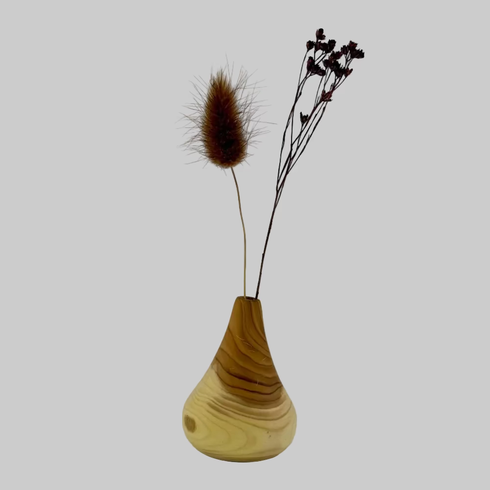 Trævase / Lyst genbrugstræ / Møller Træ.
Lille vase i lyst træ til tørrede blomster.