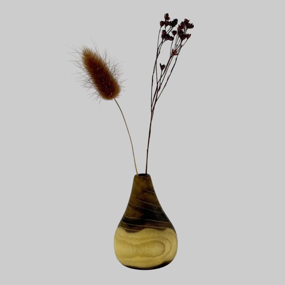 Trævase / Mixet genbrugstræ / Møller Træ.
Trævase i mixet genbrugstræ med naturlige farveskift.