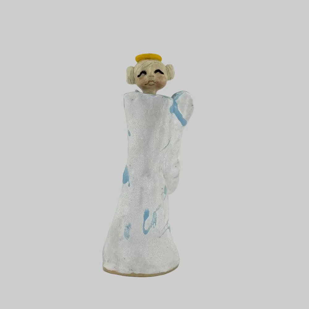 Vase i keramik / Lysestage / Engel med lyst hår / Keramikboblen.
Unik keramisk vase med englefigur – finurlig og dekorativ.