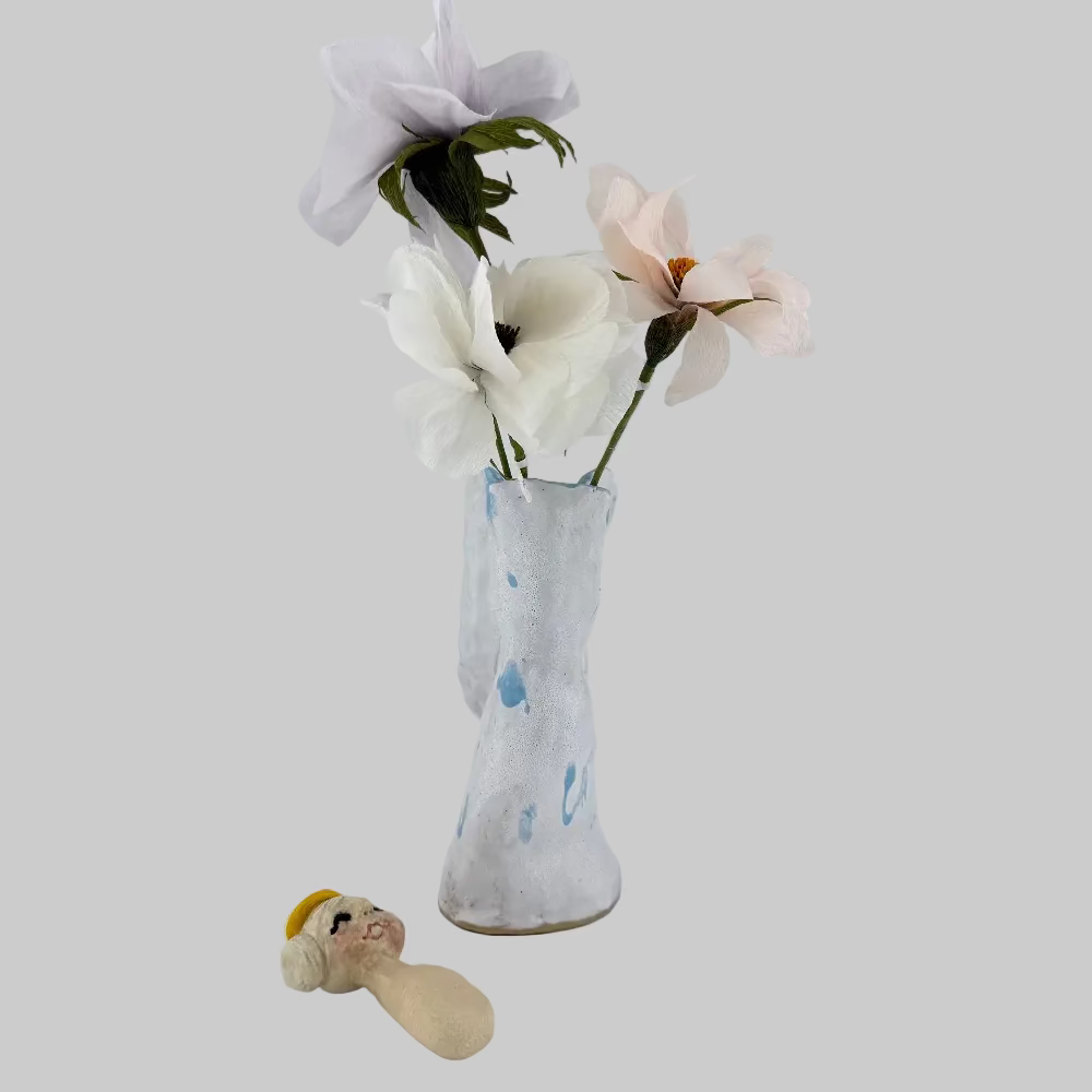 Vase i keramik / Lysestage / Engel med lyst hår / Keramikboblen.
Håndlavet keramik engel – vase og lysestage i ét fra Keramikboblen.
