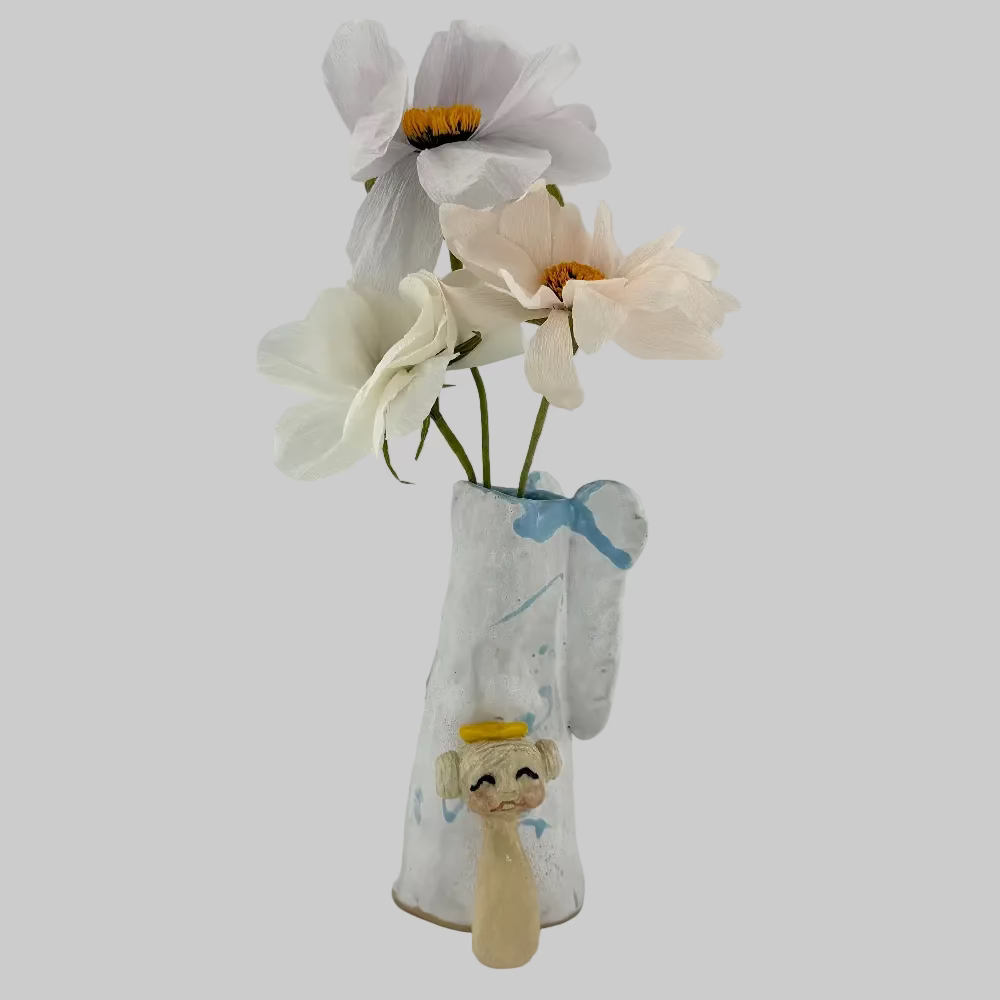 Vase i keramik / Lysestage / Engel med lyst hår / Keramikboblen. Lille keramikengel med smukke glasurer – perfekt til lys eller blomster.