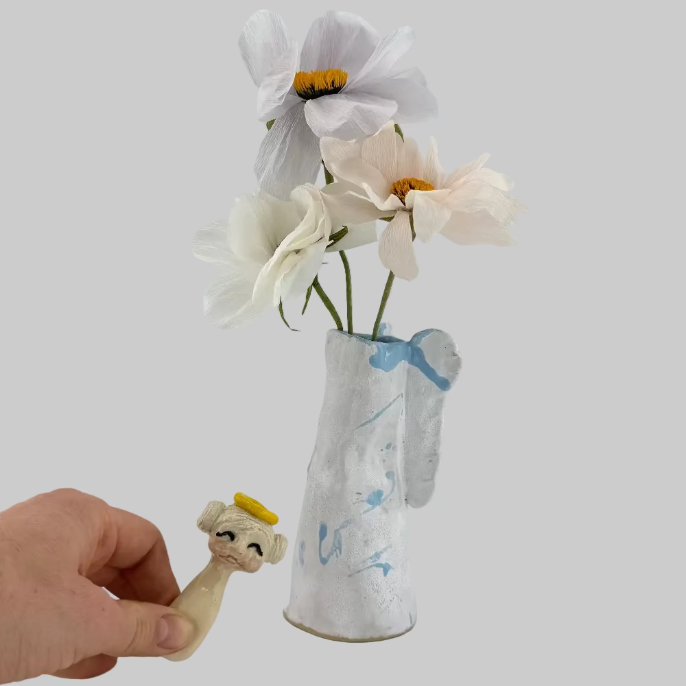 Vase i keramik / Lysestage / Engel med lyst hår / Keramikboblen.
Unik keramisk vase med englefigur – finurlig og dekorativ.