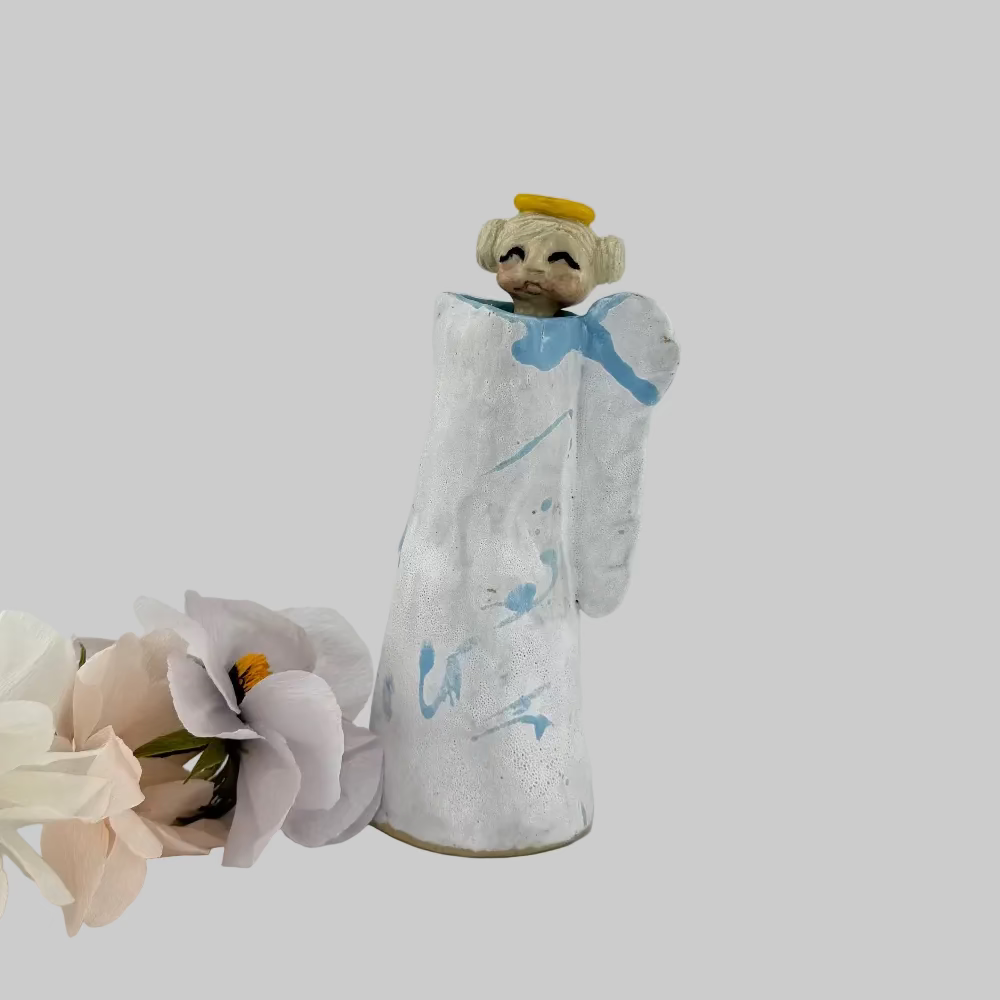 Vase i keramik / Lysestage / Engel med lyst hår / Keramikboblen.
Håndlavet keramik engel – vase og lysestage i ét fra Keramikboblen.