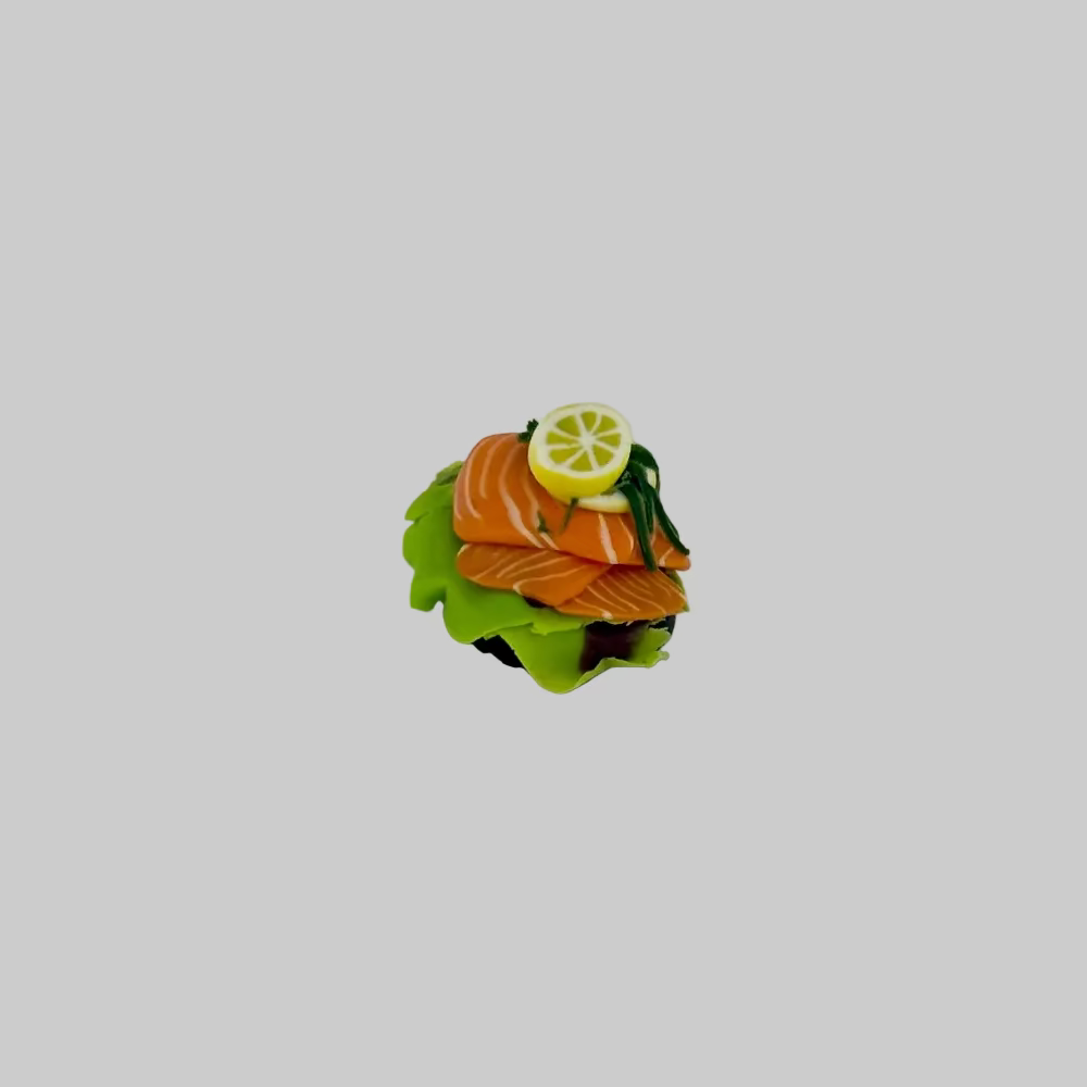 Magnet / Smørrebrød m. laks / Maria Ortmann. Køleskabsmagnet med laks og citron i miniature.