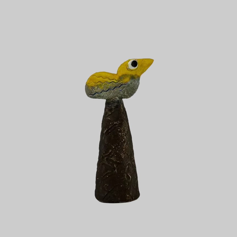Keramisk Søjledyr / No.8. Fabeldyr i keramik på søjle – dekorativ figur med personlighed.