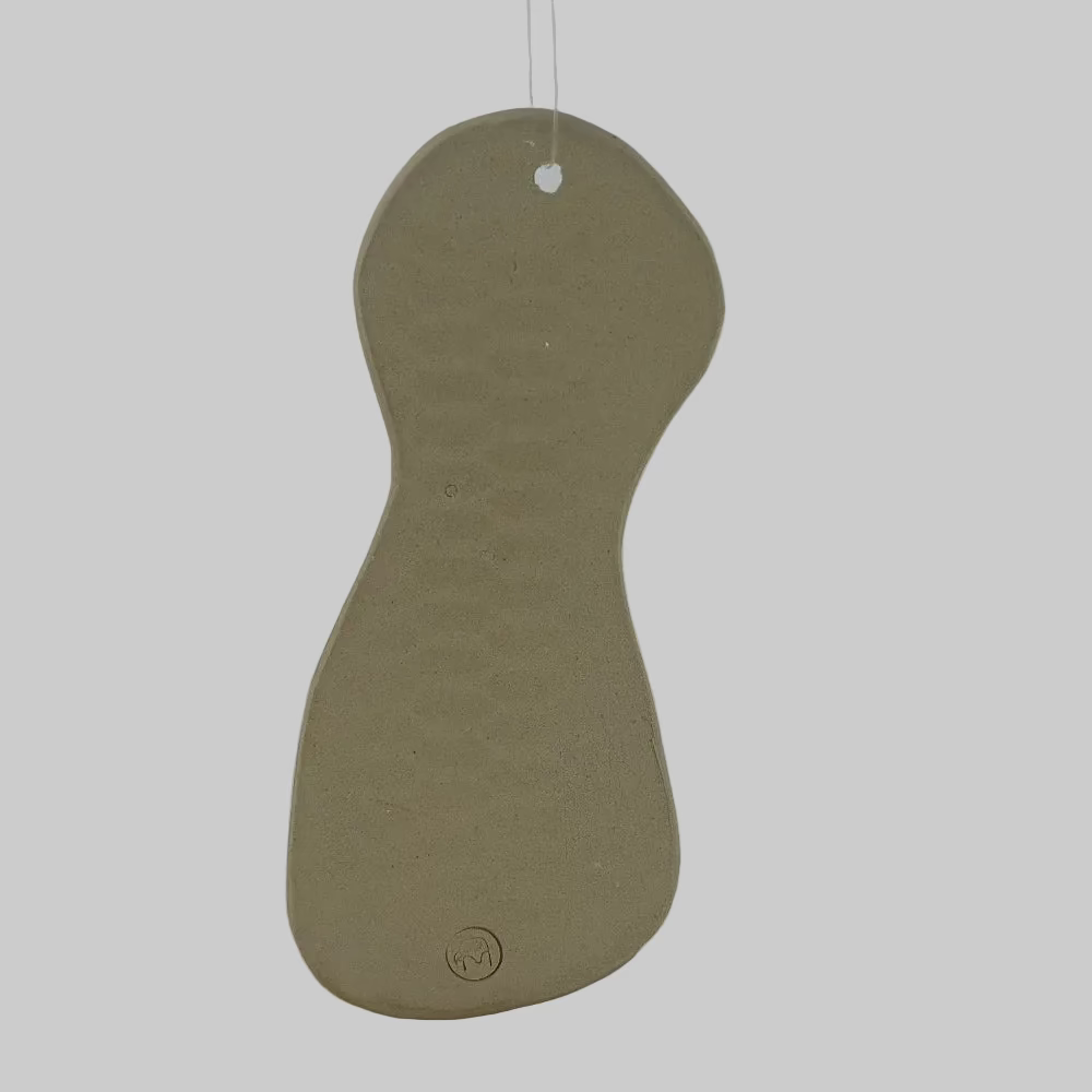 Håndlavet keramikophæng fra Falkeblik med kvindefigur i farverigt og feminint design.