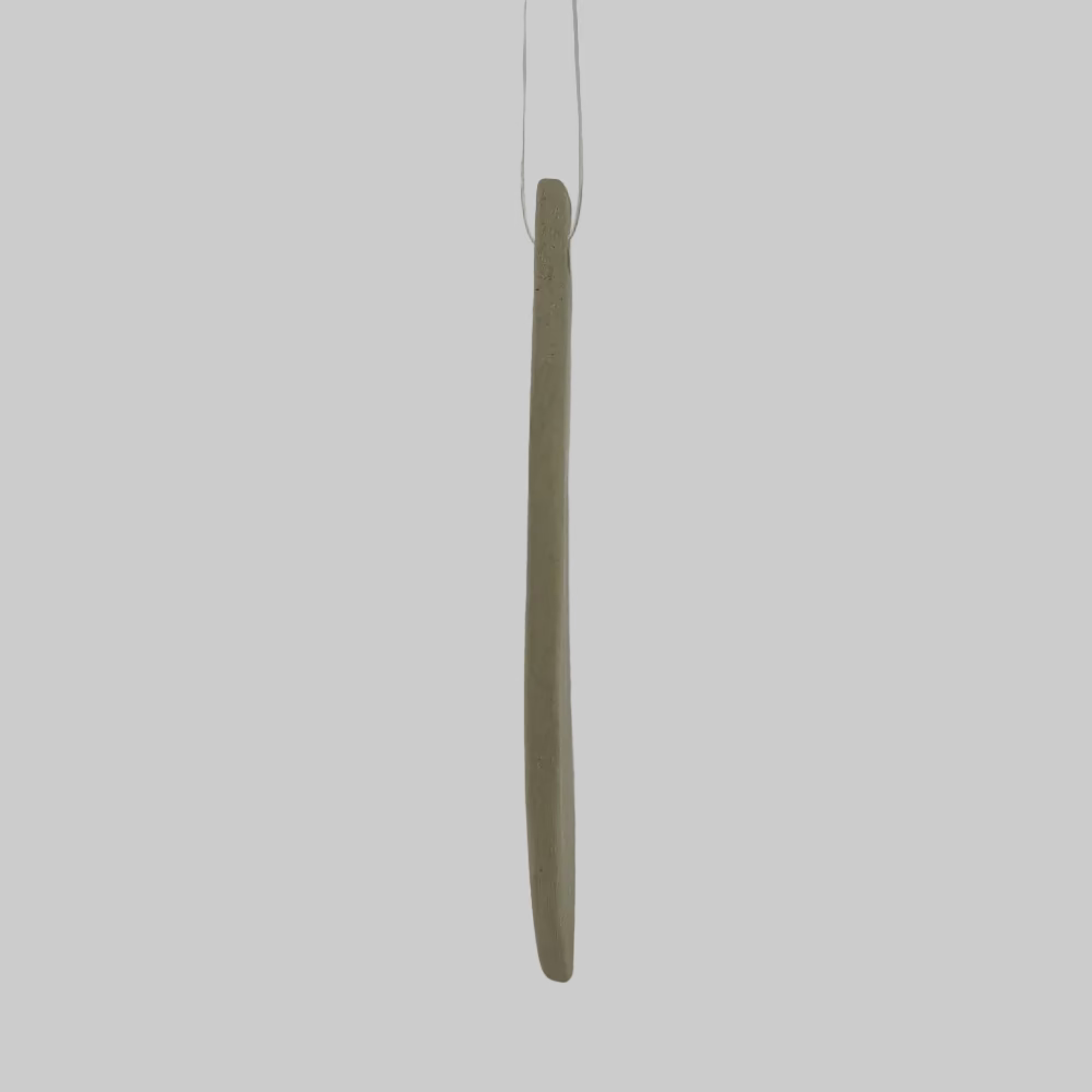 Unikt ophæng i malet keramik med grafisk motiv af ben – feminint, råt og kunstnerisk design fra Falkeblik.