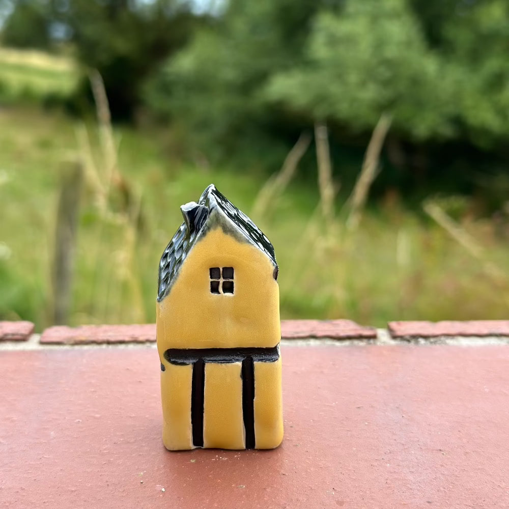 Hus / Gul / Keramik