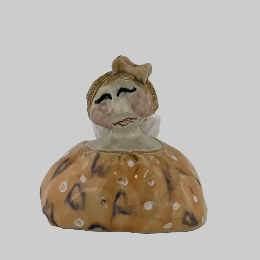 Englepige / Keramik / Orange / Keramikboblen. Håndlavet englepige i keramik – finurlig figur fra Keramikboblen.