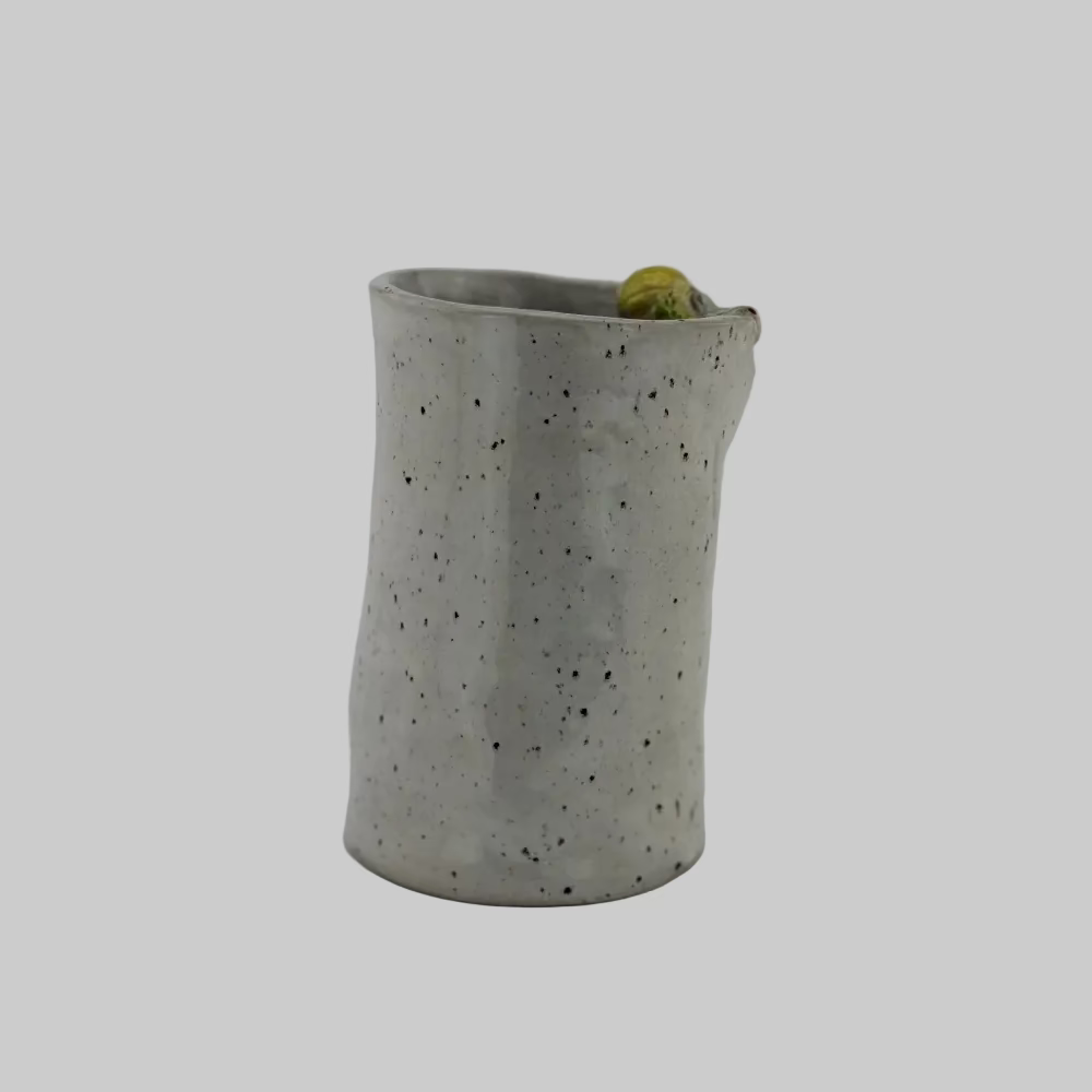 Vase / Keramik / Bitte Gitte / Keramikboblen. Unik vase i keramik - dansk kunsthåndværk. Lille keramikfigur kigger op fra vase – unik og eventyrlig dekoration.