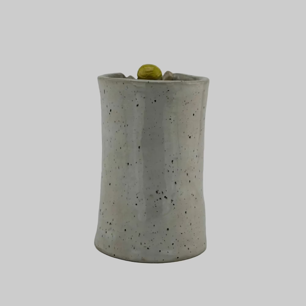 Vase / Keramik / Bitte Gitte / Keramikboblen. Unik vase i keramik - dansk kunsthåndværk. Lille keramikfigur kigger op fra vase – unik og eventyrlig dekoration.