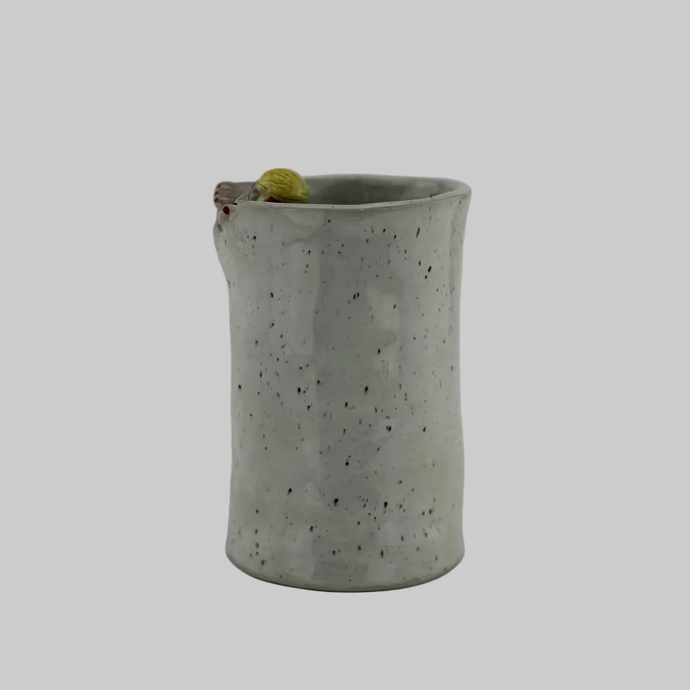 Vase / Keramik / Bitte Gitte / Keramikboblen. Unik vase i keramik - dansk kunsthåndværk. Lille keramikfigur kigger op fra vase – unik og eventyrlig dekoration.