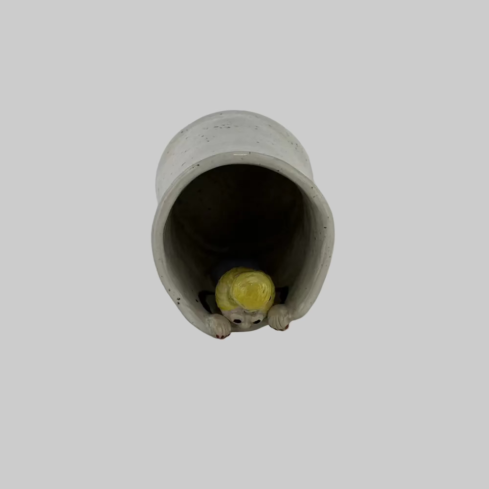 Vase / Keramik / Bitte Gitte / Keramikboblen. Vase med håndlavet detalje og personlighed – perfekt til blomster eller som lysestage til store lys.