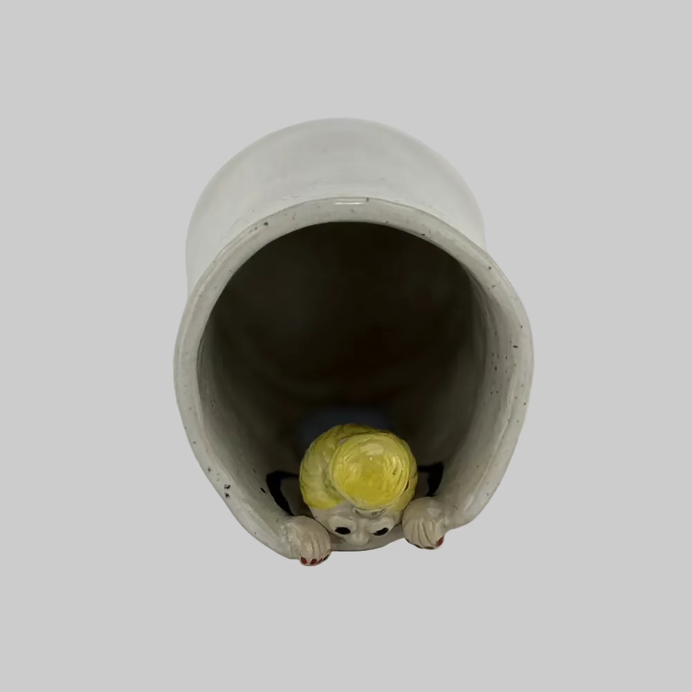Vase / Keramik / Bitte Gitte / Keramikboblen. Vase med håndlavet detalje og personlighed – perfekt til blomster eller som lysestage til store lys.