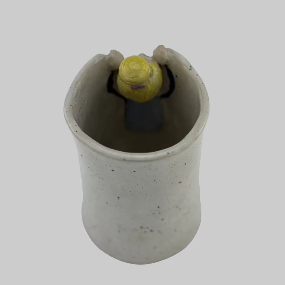Vase / Keramik / Bitte Gitte / Keramikboblen. Vase med håndlavet detalje og personlighed – perfekt til blomster eller som lysestage til store lys.