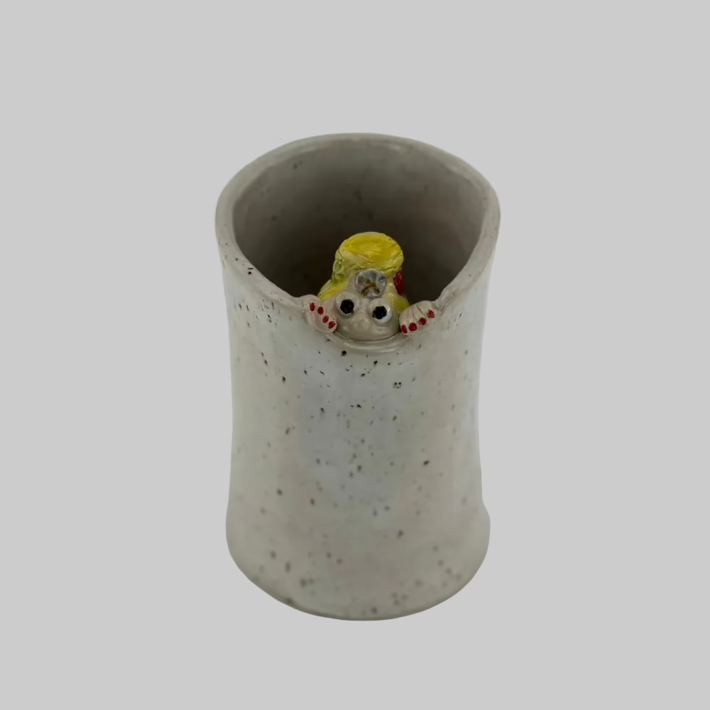 Vase / Keramik / Bitte Gitte / Keramikboblen. Håndlavet vase med Bitte Gitte – finurlig keramik fra Keramikboblen.
Unik vase i keramik - dansk kunsthåndværk.