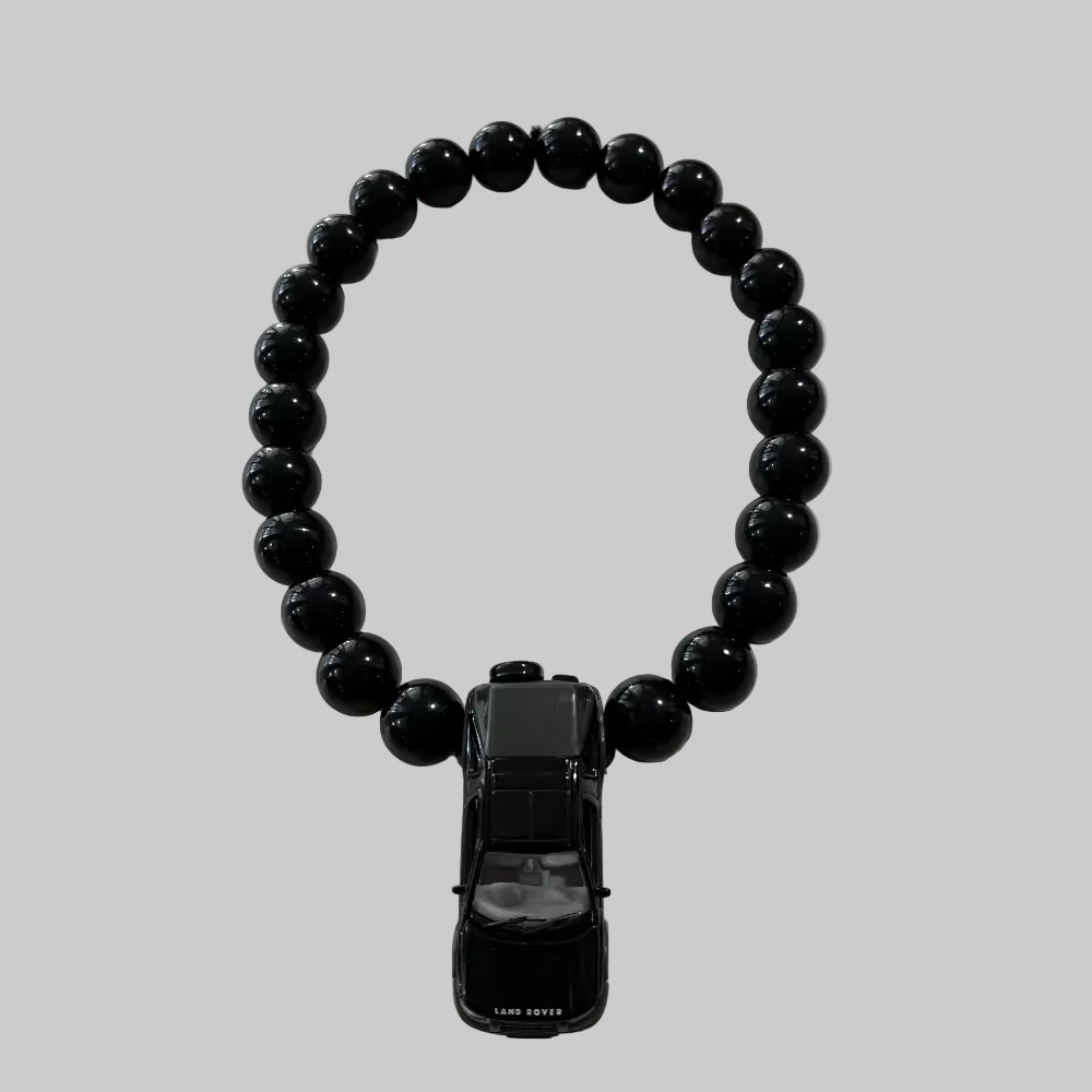 Halskæde / Bil / Land Rover-inspireret / Store sorte perler. Halskæde med sort bil vedhæng fra Jack of all Arts – håndlavet smykke med perler.