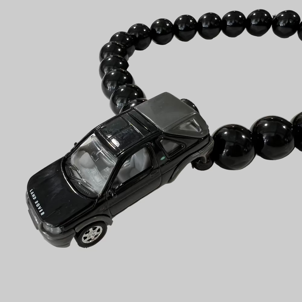 Halskæde / Bil / Land Rover-inspireret / Store sorte perler. Statement perlehalskæde med bil og sorte perler – unikt upcycled smykke.
