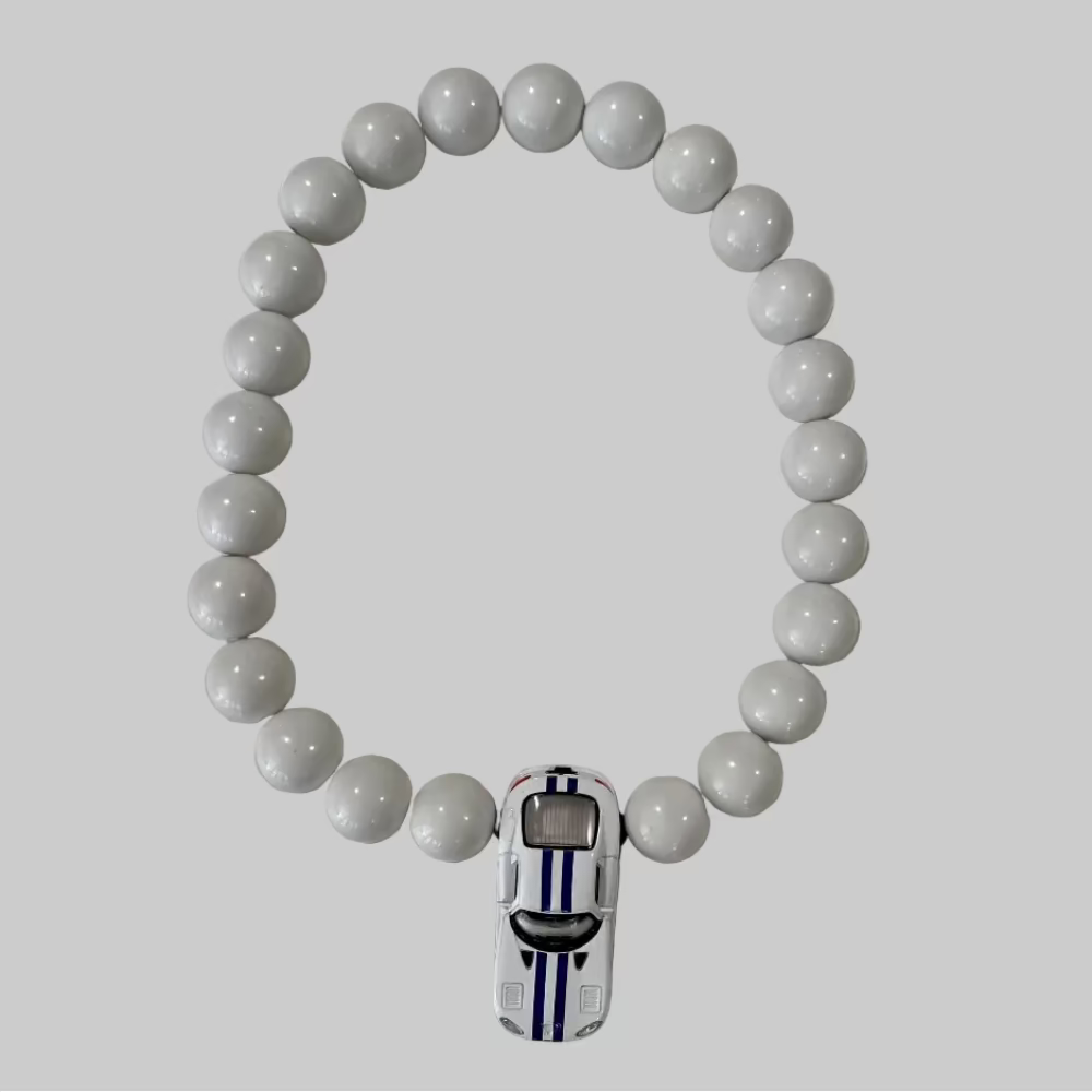 Halskæde / Bil / Dodge Viper-inspireret / Store hvide perler. Halskæde med hvid bil vedhæng fra Jack of all Arts – håndlavet smykke med perler.