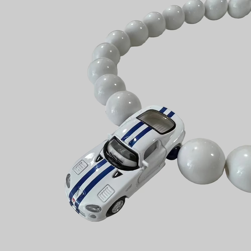 Halskæde / Bil / Dodge Viper-inspireret / Store hvide perler. Statement perlehalskæde med bil og sorte perler – unikt upcycled smykke.