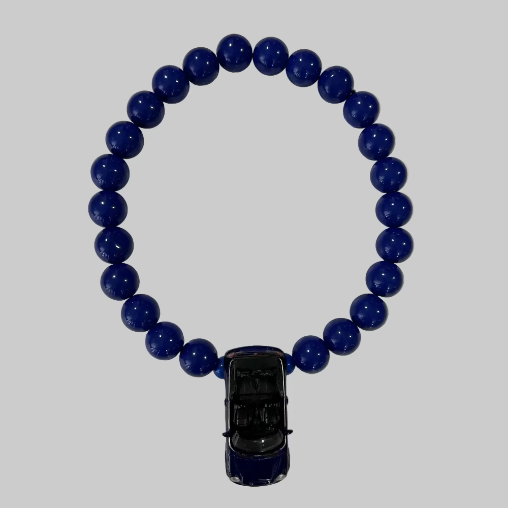 Halskæde / Bil / Mini Cooper-inspireret / Store blå perler. Halskæde med blå bil vedhæng fra Jack of all Arts – håndlavet smykke med perler.