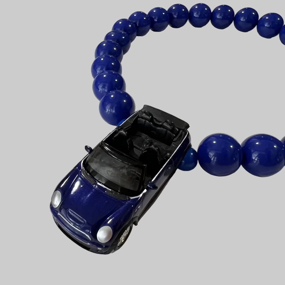 Halskæde / Bil / Mini Cooper-inspireret / Store blå perler. Statement perlehalskæde med bil og blå perler – unikt upcycled smykke.