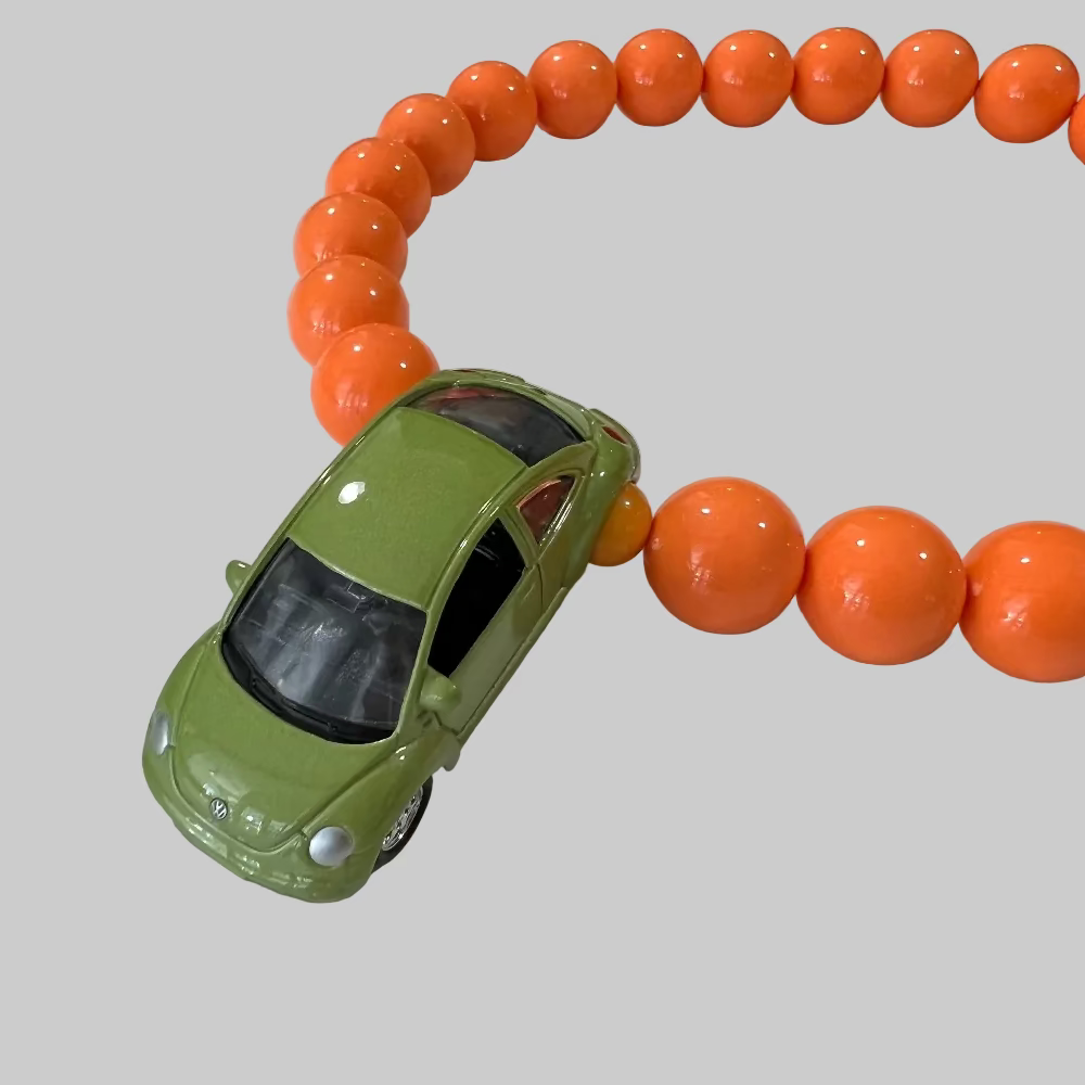 Halskæde / Bil / folkevogn boble-inspireret / Store orange perler. Statement perlehalskæde med bil og orange perler – unikt upcycled smykke.