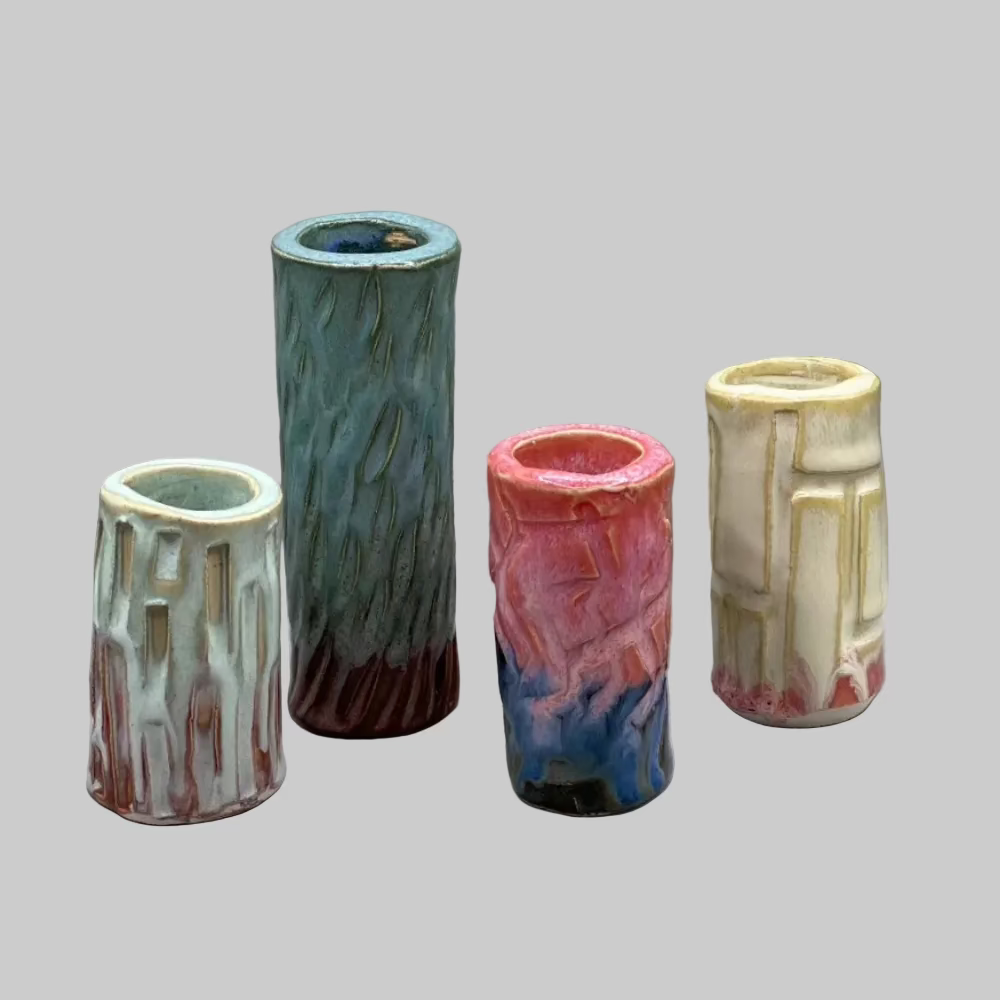 Farverige håndlavede keramik lysestager eller vaser fra RG Ceramic.
Dansk kunsthåndværk.