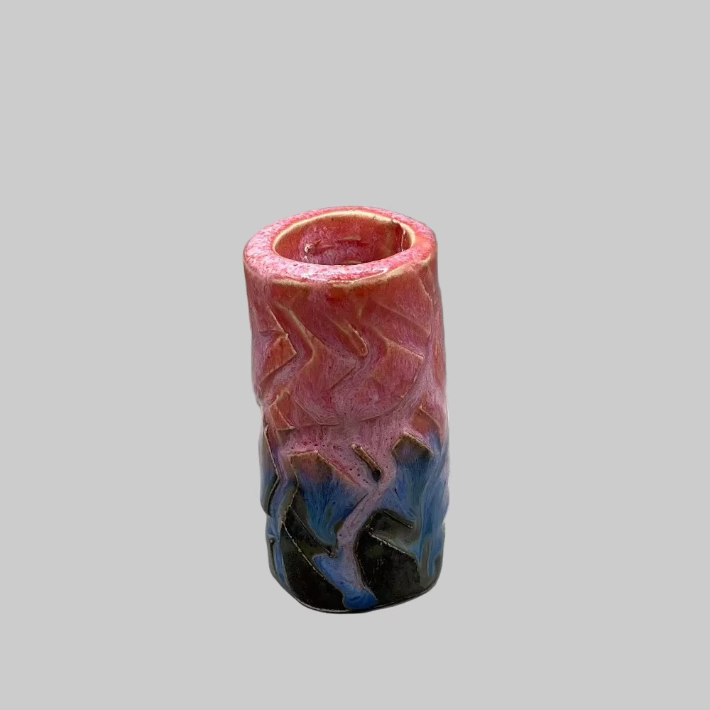 RG Ceramic / Lysestage / Vase / Midnatshav / Mini.
Farverig håndlavet keramik lysestage eller vase fra RG Ceramic.