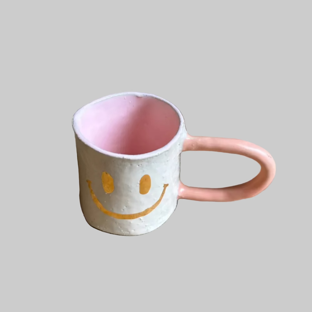 TheClayPlay / Krus m. hank / Smiley.
Dansk design krus med lyserød hank og smiley.