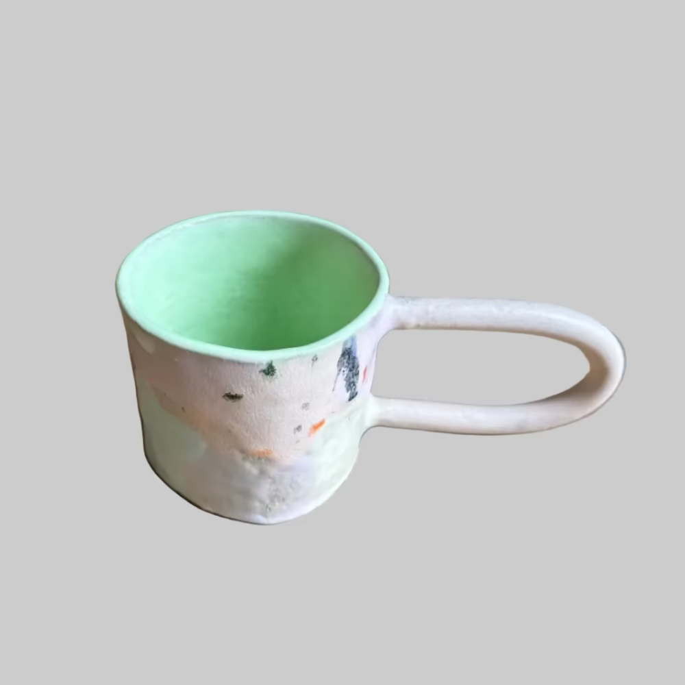 TheClayPlay / Krus m. hank / Mix / Lille.
Farverigt krus til kaffe og te i håndlavet keramik.