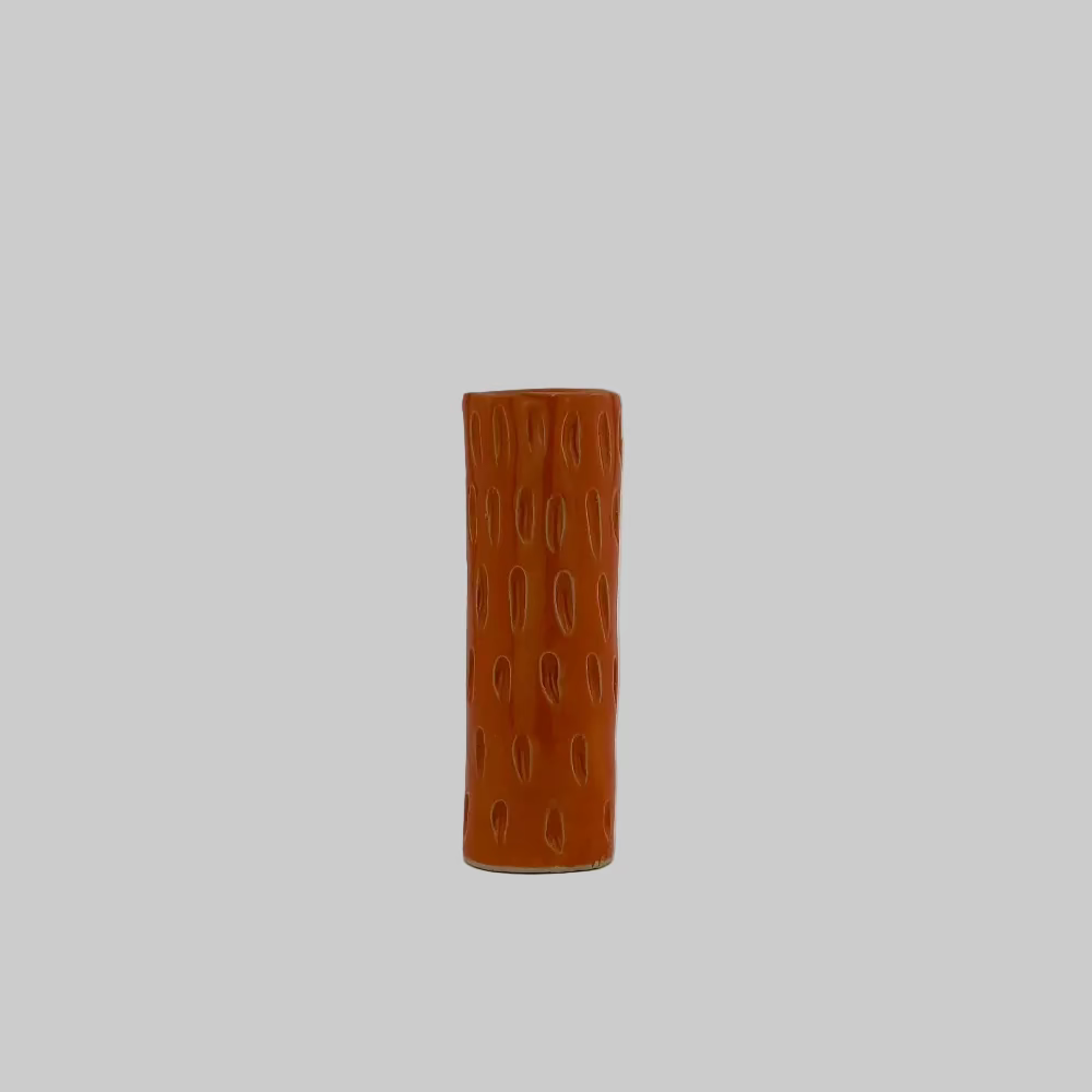 RG Ceramic / Lysestage / Vase / Orange / Mellem.
Farverig keramik lysestage med kunstnerisk udtryk i orange.