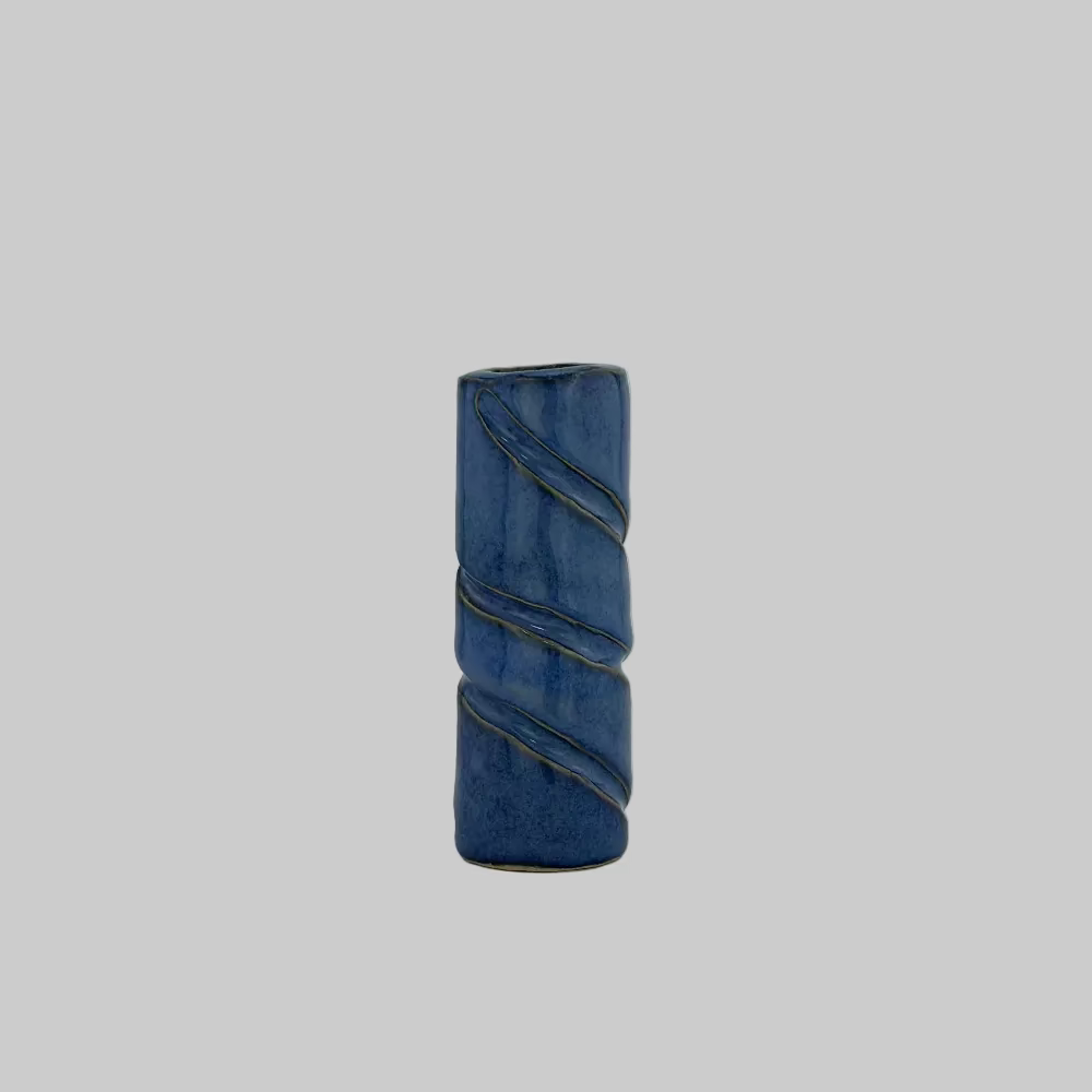 RG Ceramic / Keramik Lysestage / Vase / Blå / Mellem.
Unik keramik vase med markante farver og struktur.