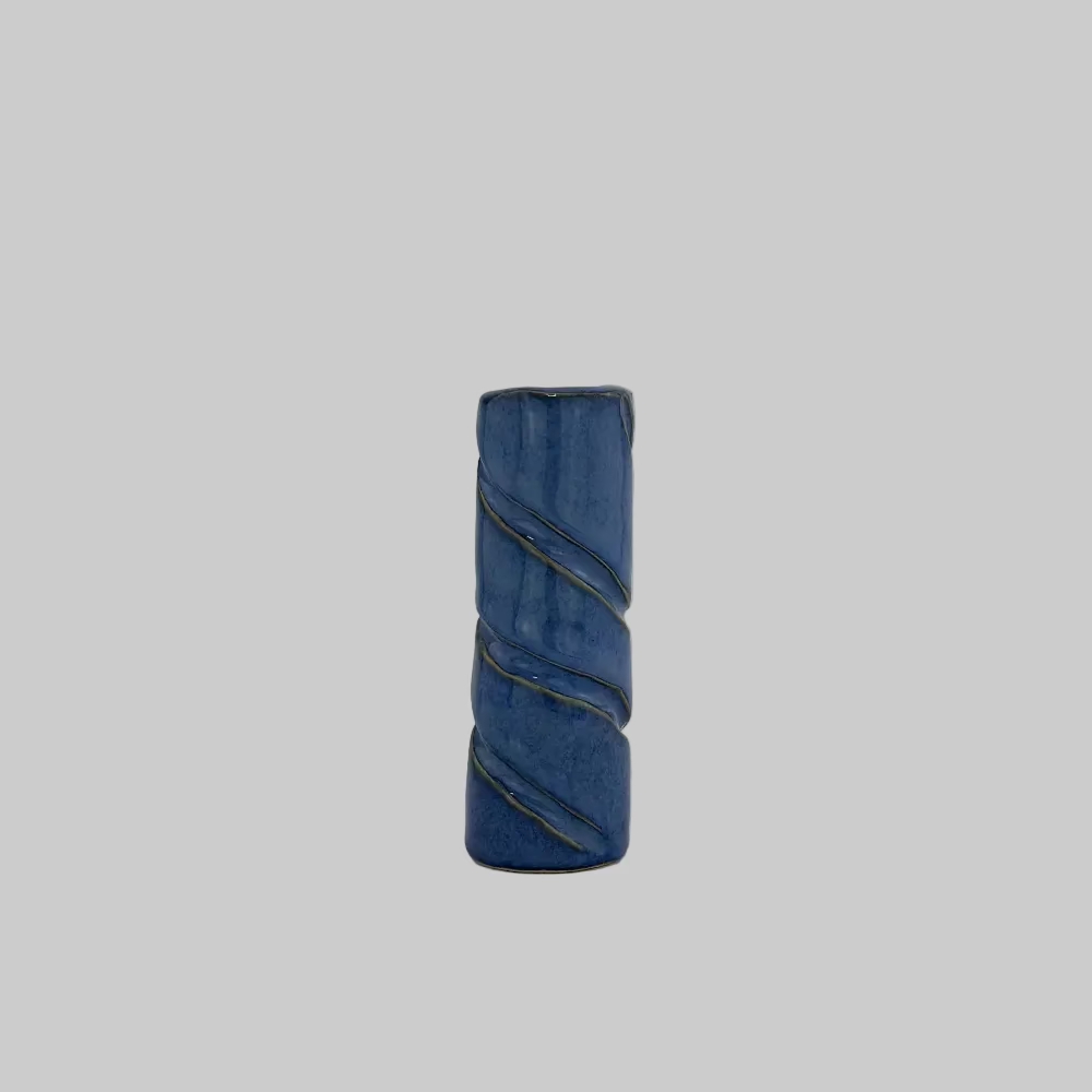 RG Ceramic / Keramik Lysestage / Vase / Blå / Mellem.
Dekorativ keramik lysestage i moderne design.