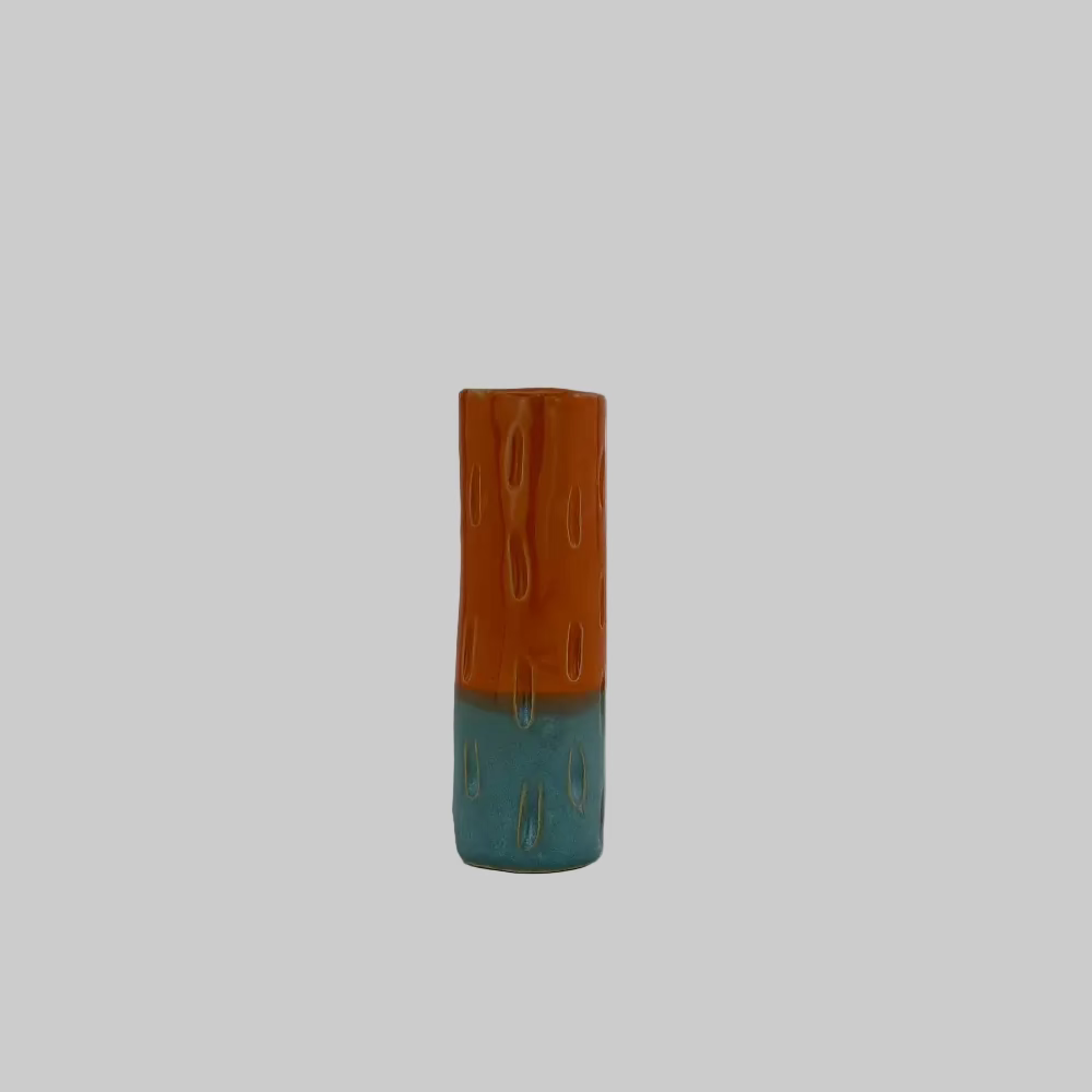 RG Ceramic / Lysestage / Vase / Orange og Lyseblå / Mellem.
Keramik vase med moderne og farverigt design.