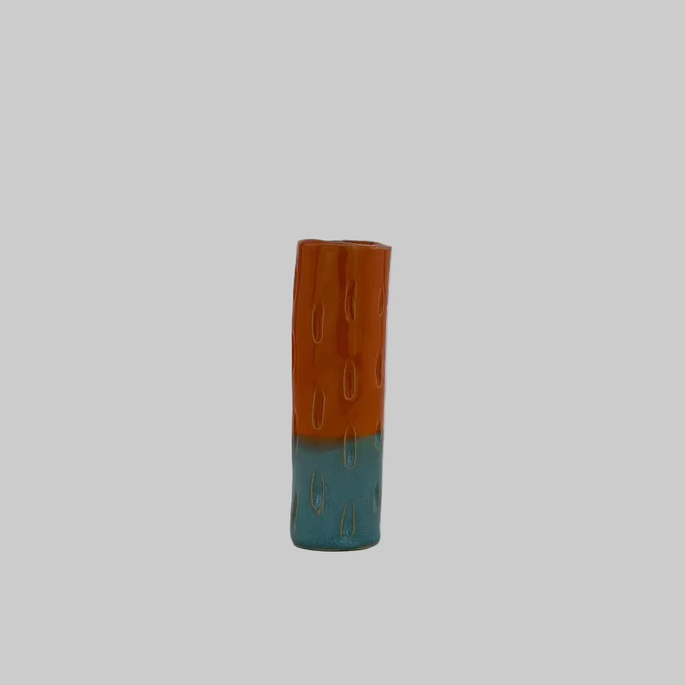 RG Ceramic / Lysestage / Vase / Orange og Lyseblå / Mellem.
Unik keramik dekoration til lys eller blomster.