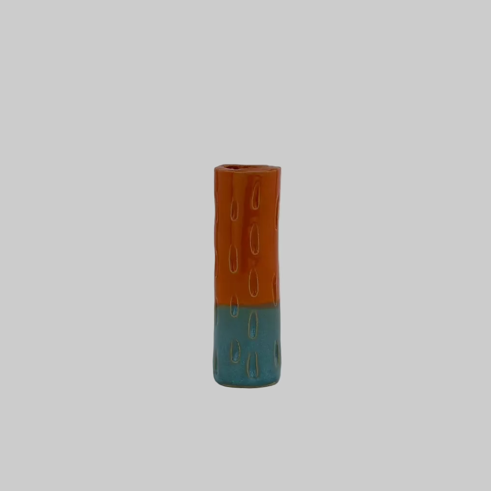 RG Ceramic / Lysestage / Vase / Orange og Lyseblå / Mellem.
Dekorativ håndlavet keramik lysestage i orange og lyseblå.