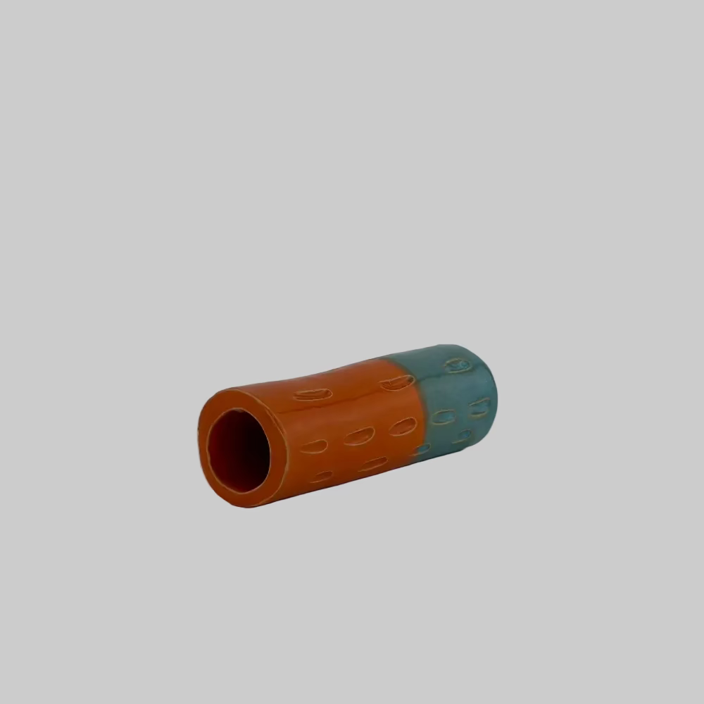 RG Ceramic / Lysestage / Vase / Orange og Lyseblå / Mellem.
Farverig håndlavet keramik til boligindretning.
