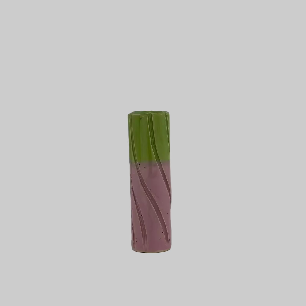 RG Ceramic / Lysestage / Vase / Lysegrøn & Lyserød / Mellem.
Keramik vase med moderne og farverigt design.