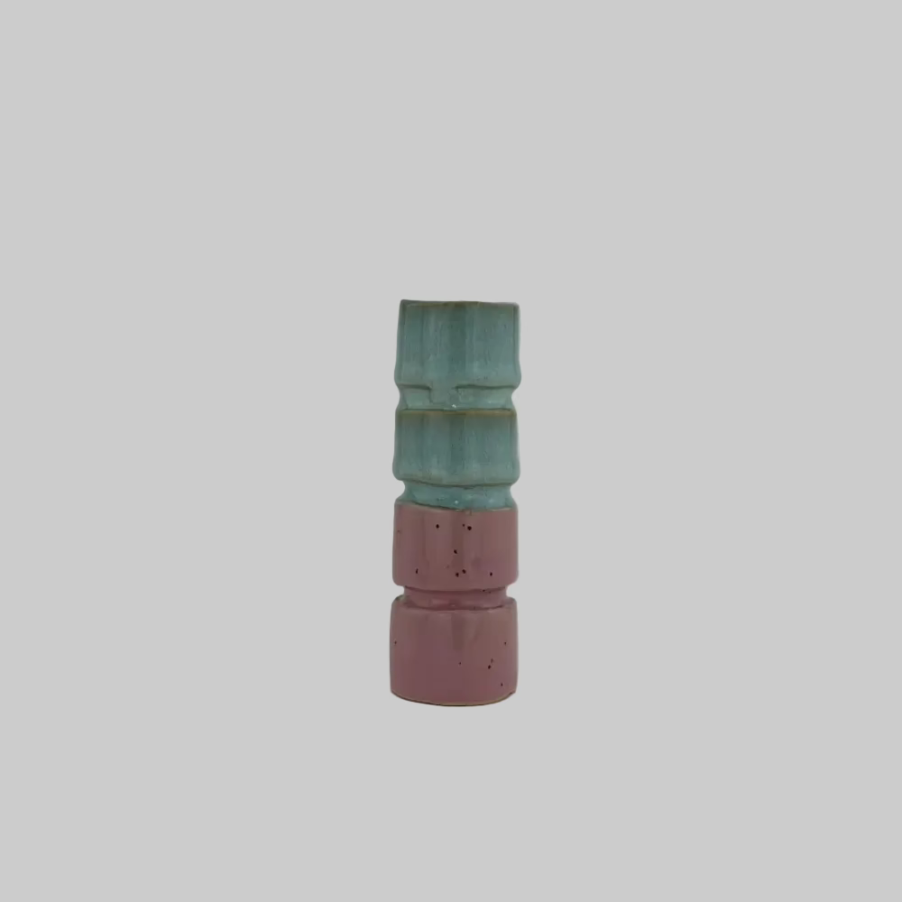 RG Ceramic / Lysestage / Vase / Lyseblå & Lyserød / Mellem.
Farverig keramik lysestage med kunstnerisk udtryk.