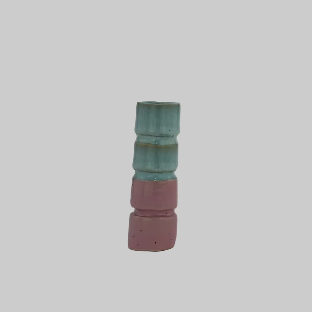 RG Ceramic / Lysestage / Vase / Lyseblå & Lyserød / Mellem.
Unik håndlavet keramik vase eller lysestage i farver.