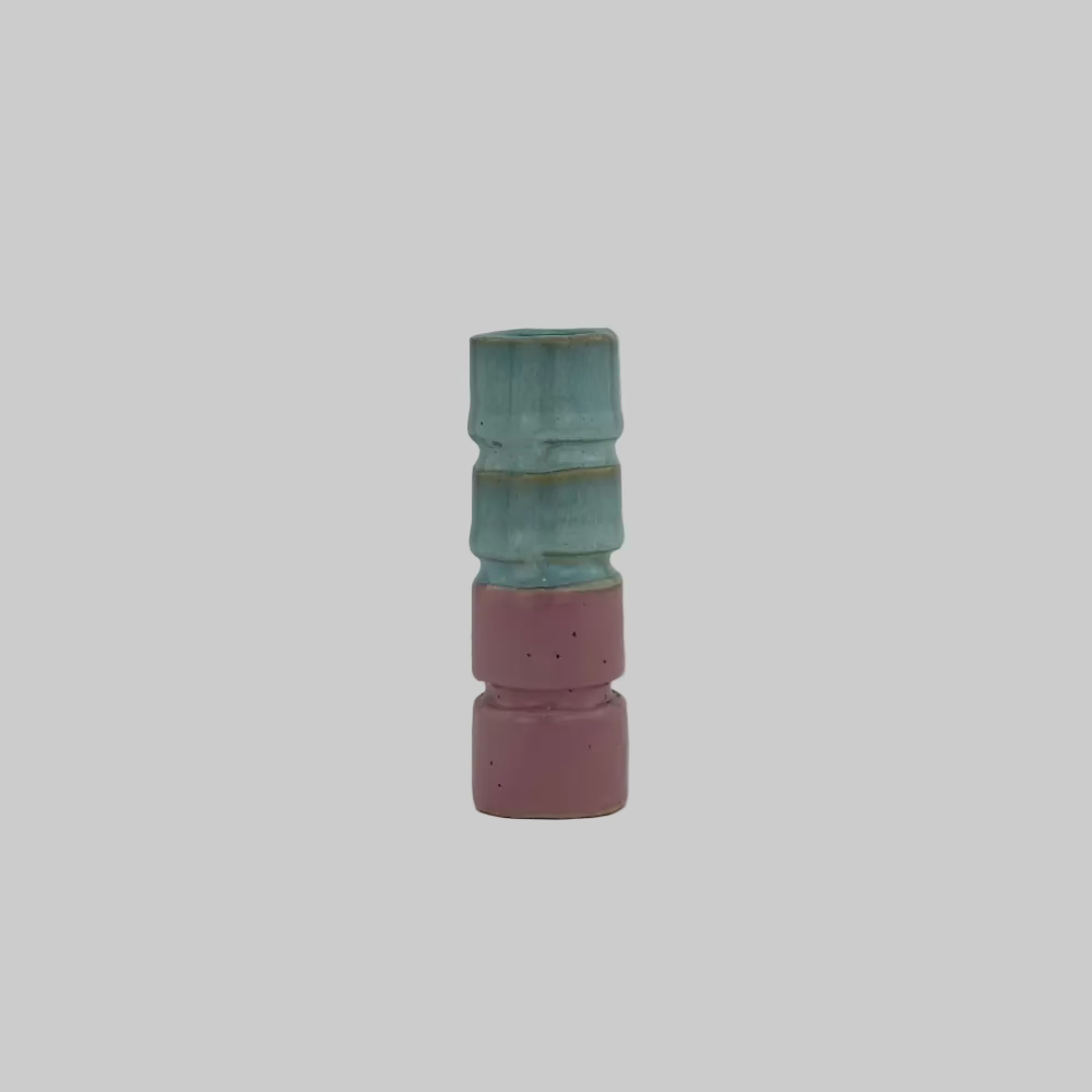 RG Ceramic / Lysestage / Vase / Lyseblå & Lyserød / Mellem.
Dekorativ vase i keramik til moderne bolig.