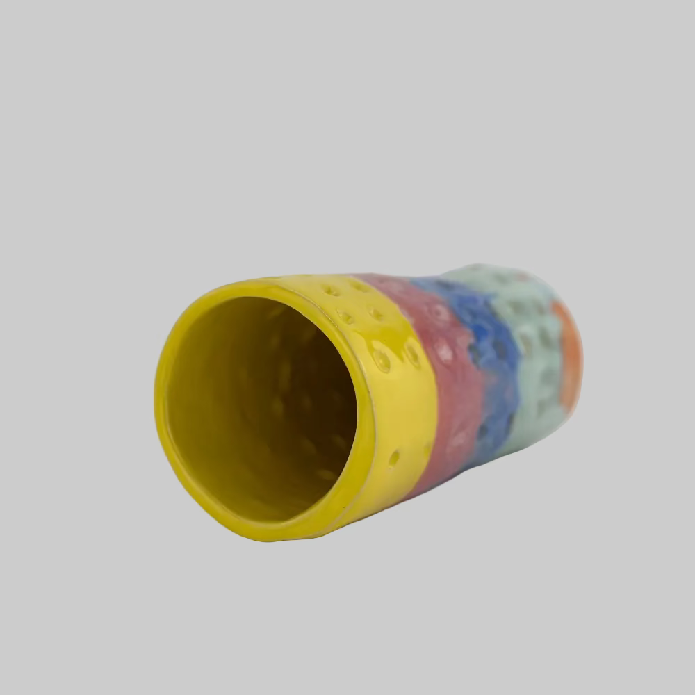 RG Ceramic / Keramisk Vase / Prikker / Farvemix..
Dekorativ keramik vase til blomster og boligindretning.