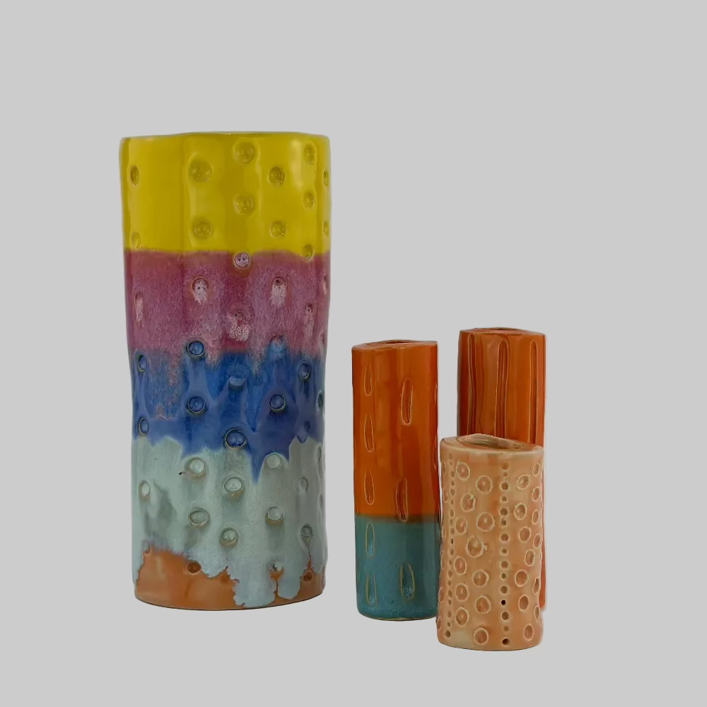 Lysestager i keramik med farver.
Keramik vaser i unikt design.