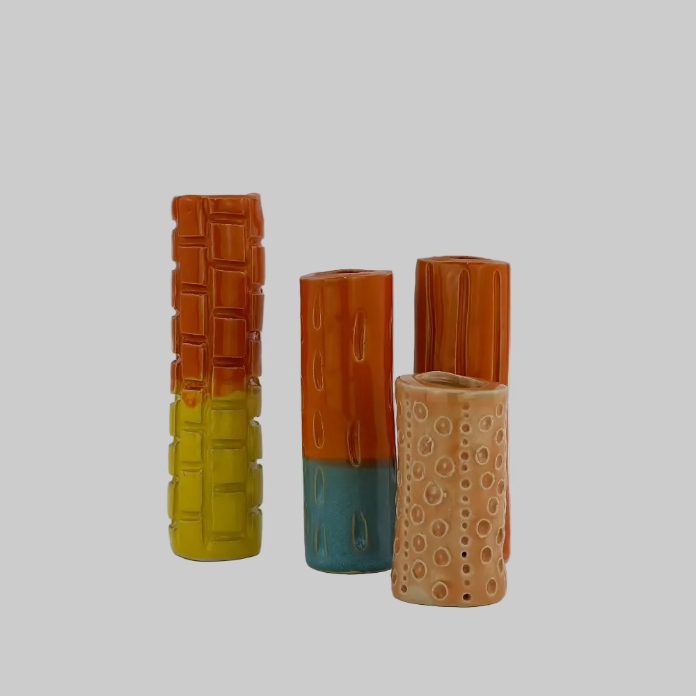 Lysestager i keramik med farver.
Keramik vaser i unikt design.