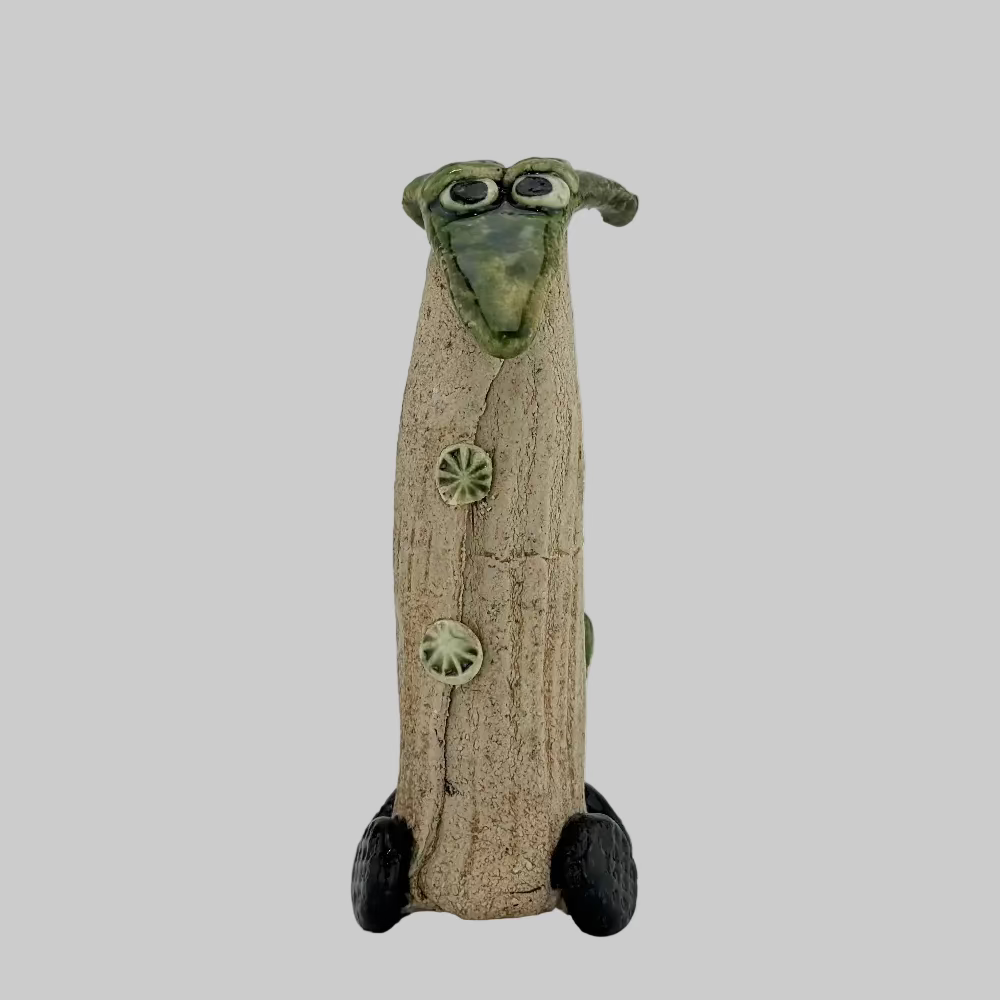 Fabeldyr / "Forsigtig Trafikant". Keramikfigur “Forsigtig Trafikant” fra Ginette Wien – håndlavet fabeldyr med karakter.