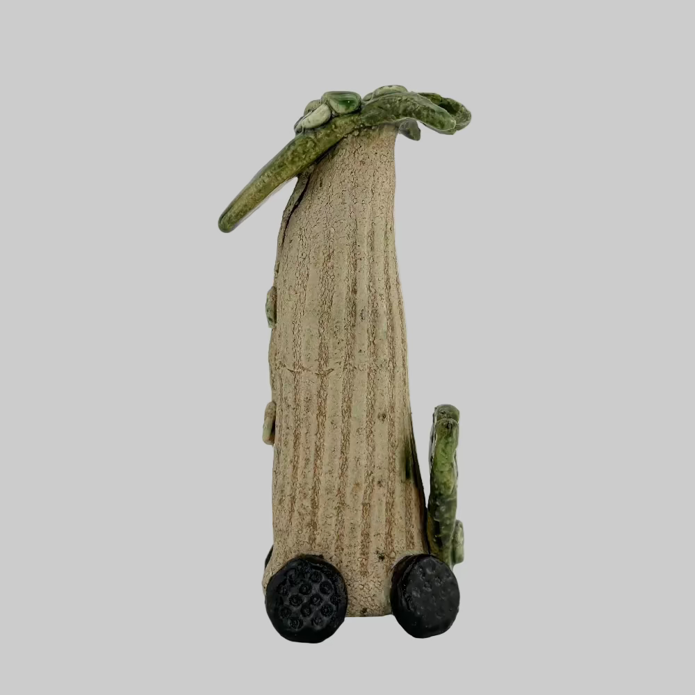 Fabeldyr / "Forsigtig Trafikant". Fabeldyr i keramik kaldet Forsigtig Trafikant – dekorativ unika figur.