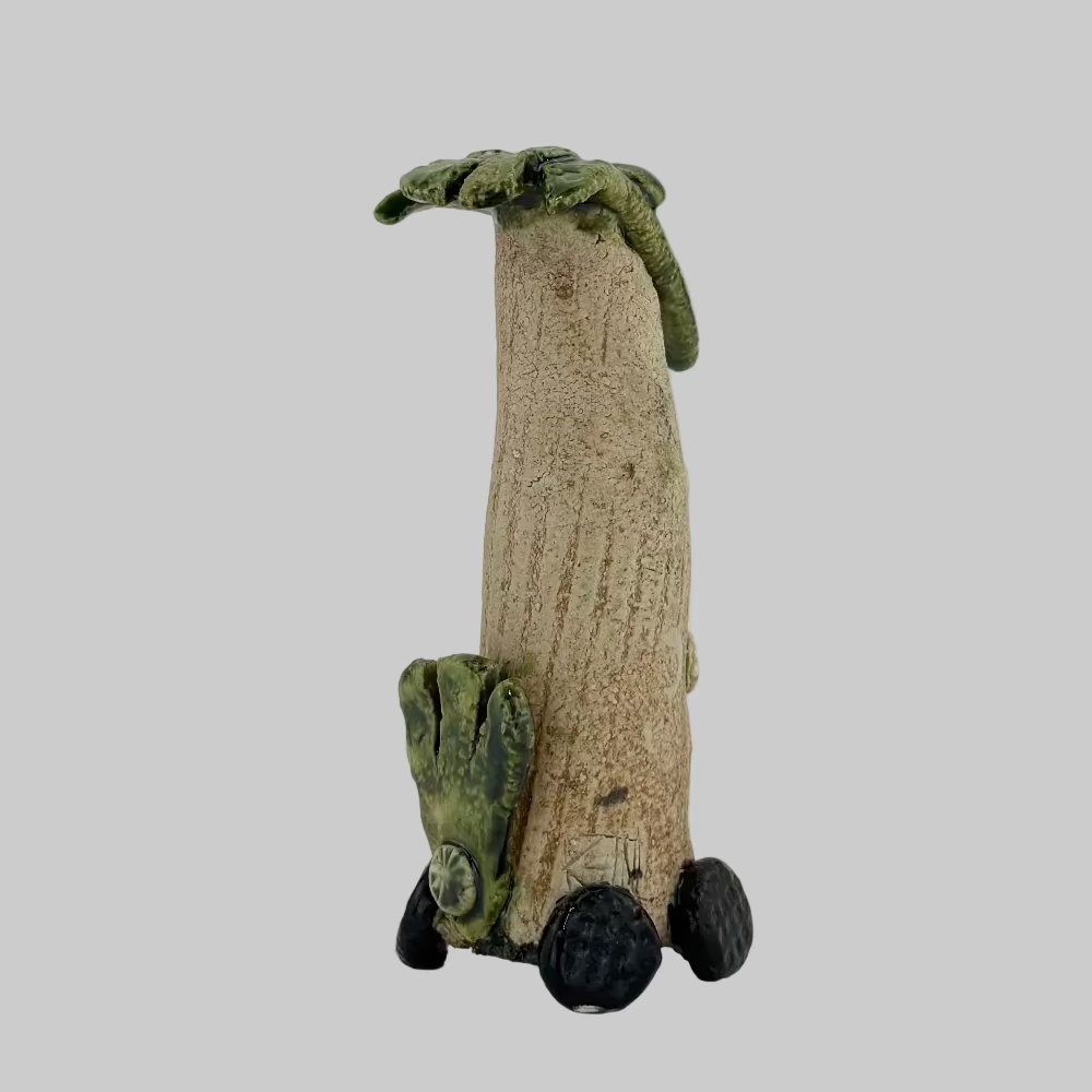 Fabeldyr / "Forsigtig Trafikant". Unik keramikfigur med højt formsprog og fantasifuldt design – kunsthåndværk.